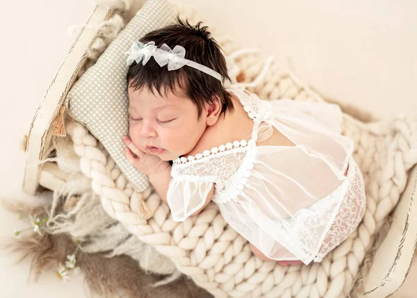 Schöne Neugeborene schlafen auf kleinem Bett — Stockfoto