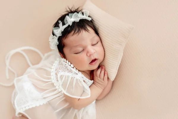 Roztomilý novorozenec spí na boku — Stock fotografie
