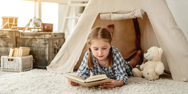 Menina bonito ler livro de aventura — Fotografia de Stock