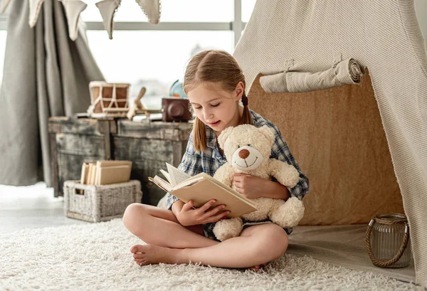 Linda niña con libro de papel — Foto de Stock