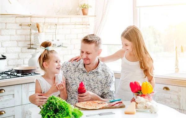 Papá con hijas preparando pizza —  Fotos de Stock