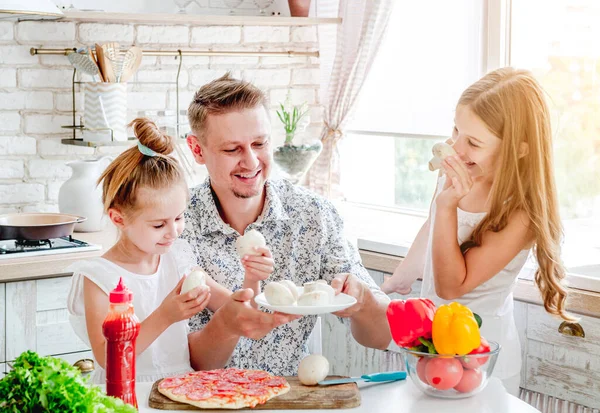 Pai com filhas preparando pizza — Fotografia de Stock