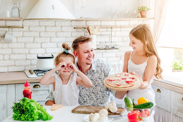 Ayah dengan anak perempuan menyiapkan pizza — Stok Foto