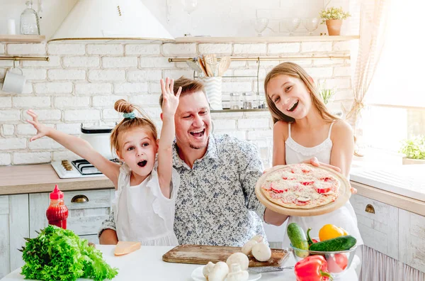Apa a lányaival pizzát készít — Stock Fotó