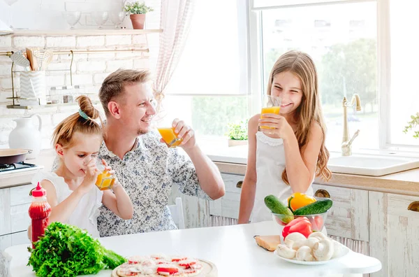 Pai com filhas preparando pizza — Fotografia de Stock