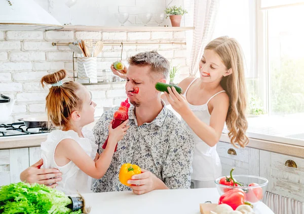 Vater mit Töchtern bereitet Pizza zu — Stockfoto