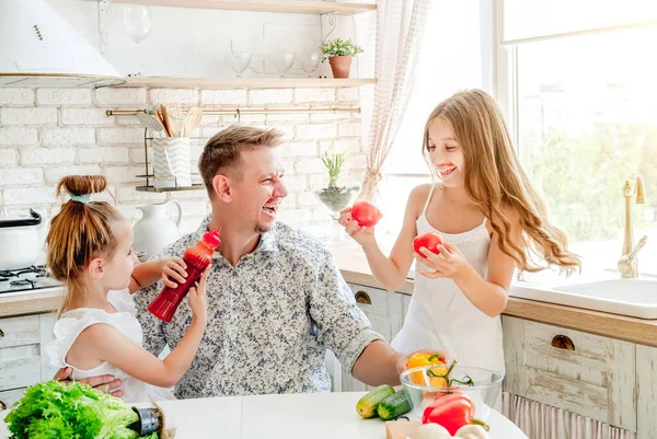 Papá con hijas preparando pizza — Foto de Stock