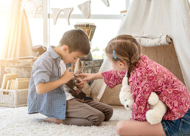 Çocuklar retro film kamerasıyla oynuyorlar