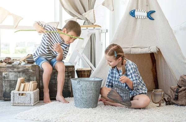 Barn som leker i fiske i lekrummet — Stockfoto
