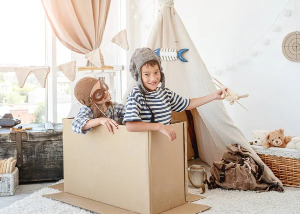 Menino e menina brincando de pilotos — Fotografia de Stock