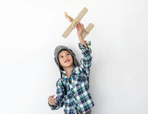 Niño en sombrero de piloto con avión —  Fotos de Stock