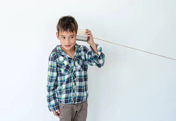 Liten pojke mottar meddelande per telefon — Stockfoto