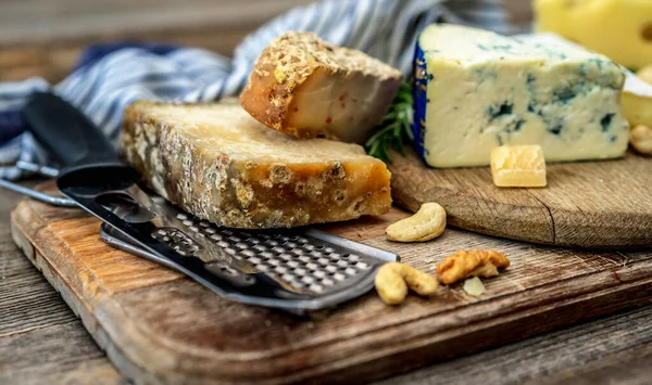 Różne sery na talerzu — Zdjęcie stockowe