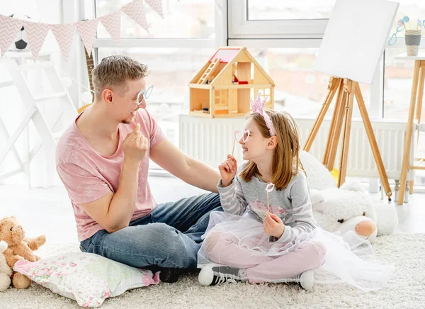 Uomo e ragazza con gli occhiali su bastone — Foto Stock