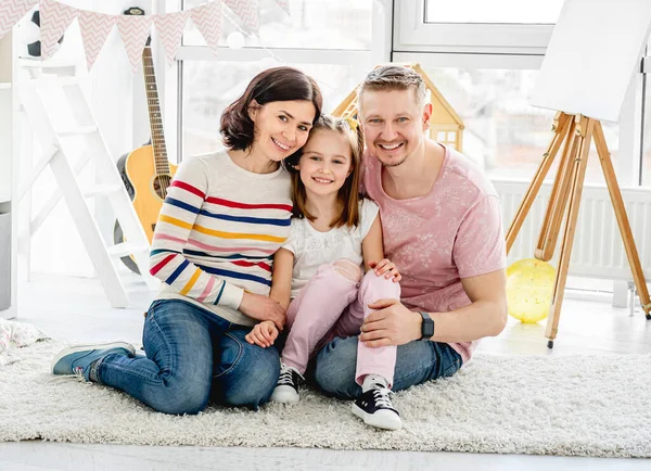 Счастливая семья в светлой комнате — стоковое фото