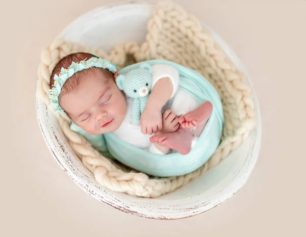 Encantadora sonrisa del recién nacido dormido — Foto de Stock