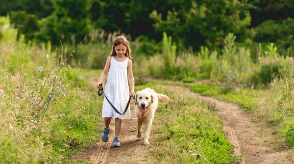 Söt liten flicka som springer med hund — Stockfoto