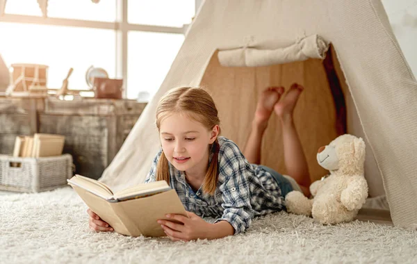 Menina agradável com livro de papel — Fotografia de Stock