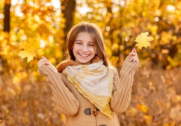 Забавная девушка с осенним листом — стоковое фото