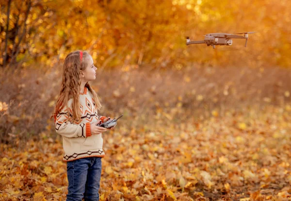 Aranyos kislány irányító drón — Stock Fotó