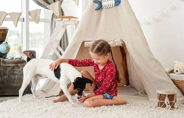 Menina com cão terrier raposa — Fotografia de Stock