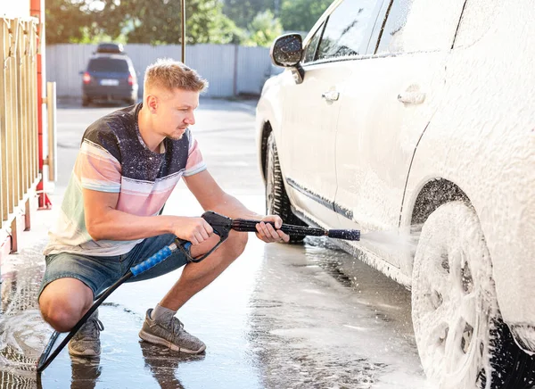 Auto v samoobslužné myčce aut — Stock fotografie