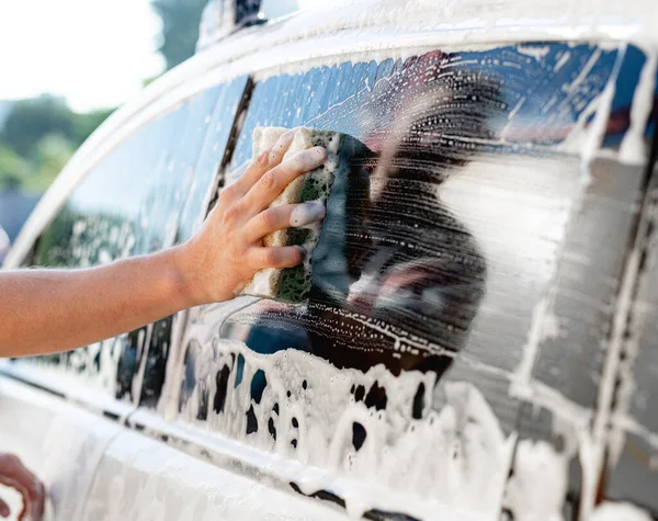 Ruka s houbovým mytím oken auta — Stock fotografie