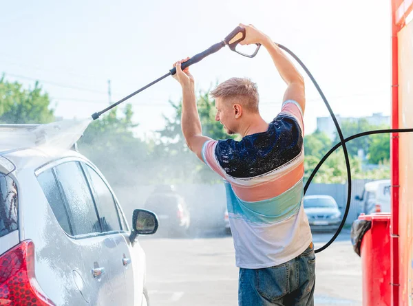 Lavado de coches con agua de alta presión — Foto de Stock