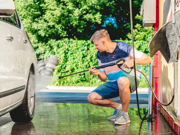 Yüksek basınçlı suyla yıkanan araba. — Stok fotoğraf