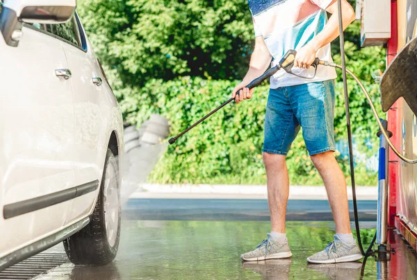 Lavado de coches con agua de alta presión — Foto de Stock