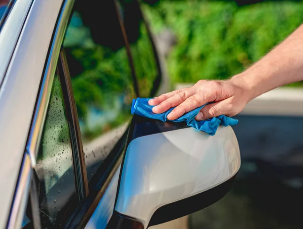 Limpieza de manos coches espejo con trapo — Foto de Stock