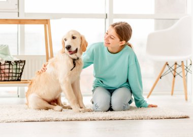 Güzel köpeğiyle gülümseyen kız.
