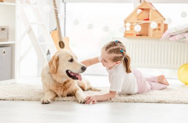 Mutlu küçük kız, sarılıyor güzel köpeğe