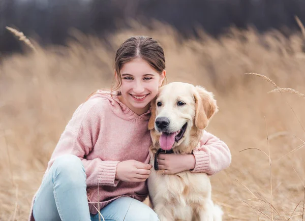 밖에 개가 있는 아름다운 소녀 — 스톡 사진