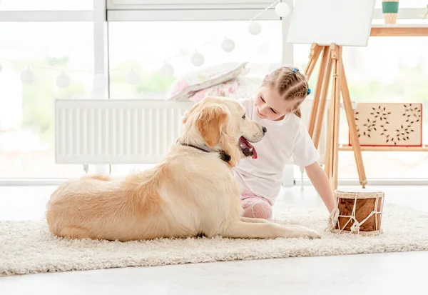 Klein meisje speelt muziek met hond — Stockfoto