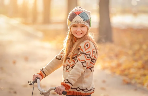 Leende liten flicka på cykel — Stockfoto