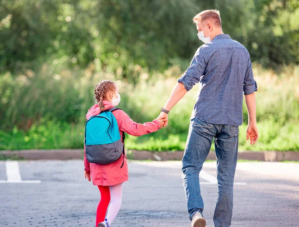 Filha andando com o pai depois da escola — Fotografia de Stock