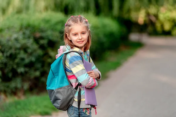 Kleines Mädchen in Maske nach der Schule — Stockfoto