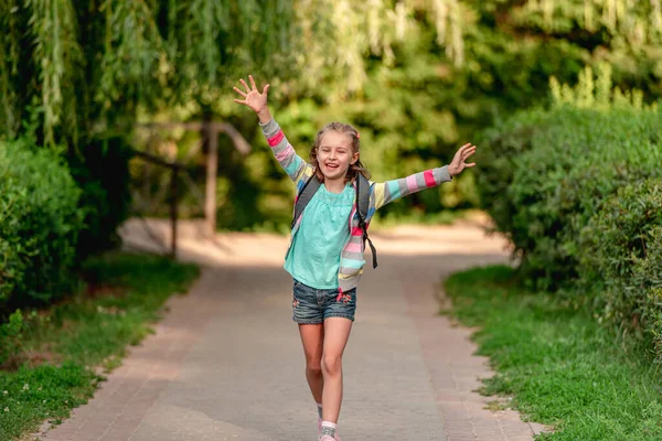 Liten flicka som går hem efter skolan — Stockfoto