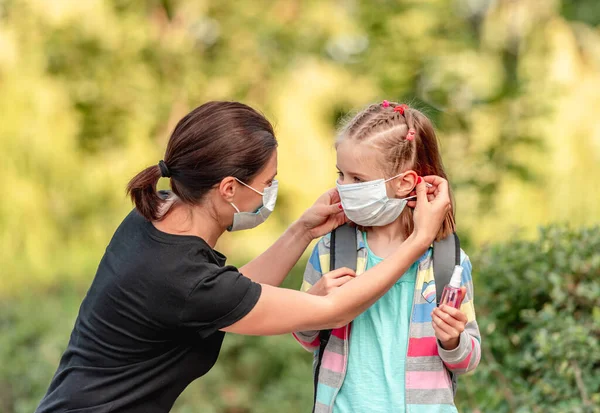 Η μητέρα βάζει μάσκα στην κόρη πριν το σχολείο — Φωτογραφία Αρχείου