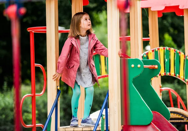 Menina miúdo jogando no parque infantil — Fotografia de Stock