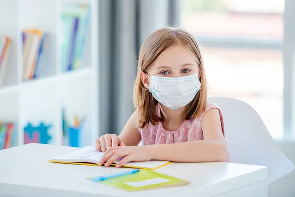 Kind mit Maske lernt in der Schule — Stockfoto