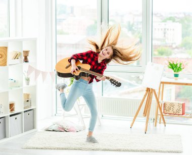 Gitarlı genç kız zıplıyor