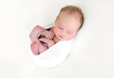 Uyuyan yeni doğmuş bebek