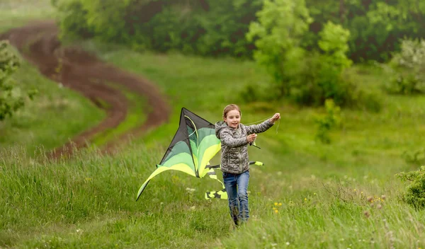 Šťastná holčička létání jasný drak — Stock fotografie