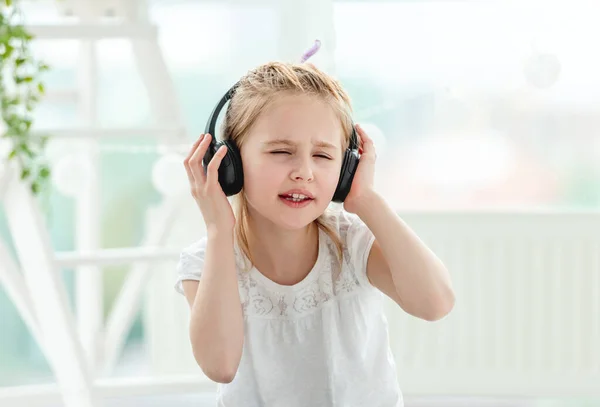 Hermosa niña usando auriculares — Foto de Stock