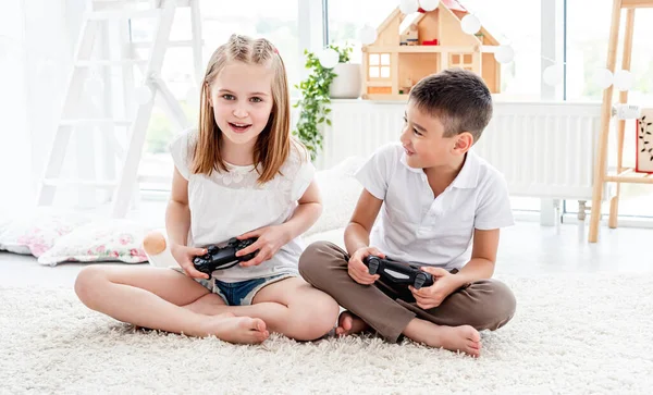 Bambini giocosi con joystick per il gioco — Foto Stock