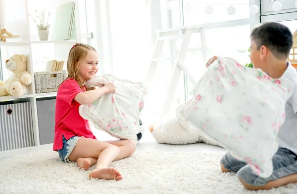 Happy little friends fighting pillows — Stock Photo, Image