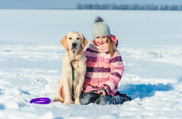 Fille assise à côté du chien — Photo