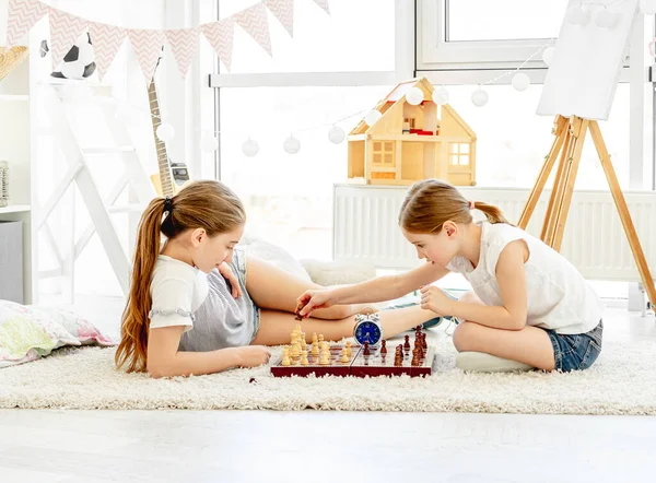 Vackra flickor spelar schack spel — Stockfoto
